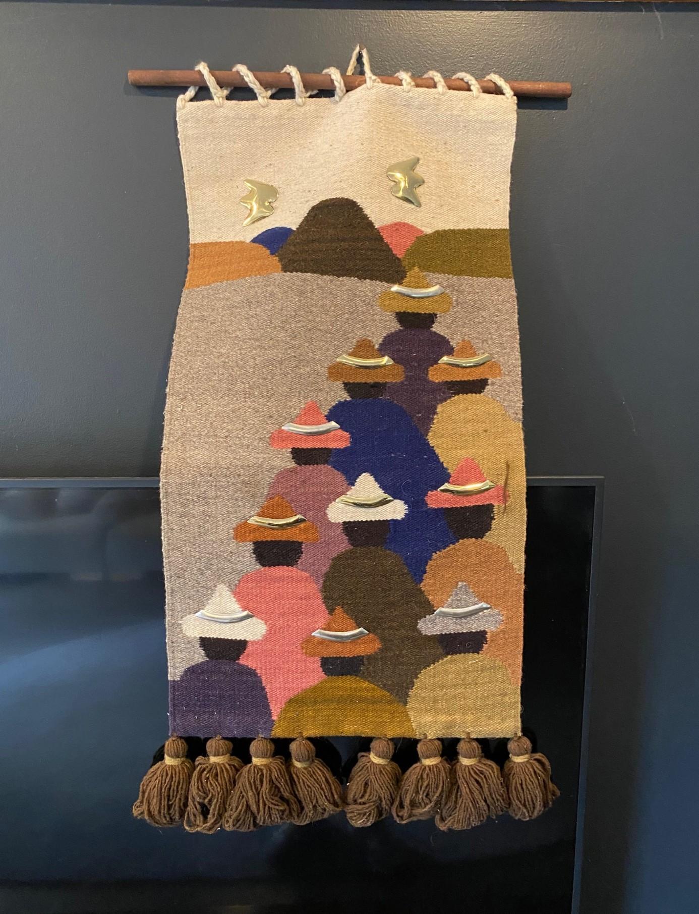 Un bellissimo e coloratissimo arazzo/appendino tessuto a mano dall'artista/designer Olga Fisch (1901-1990) con la sua classica immagine/motivo ecuadoriano.  

Questo pezzo è stato disegnato dalla Fisch per la sua azienda Folklore.  È stato