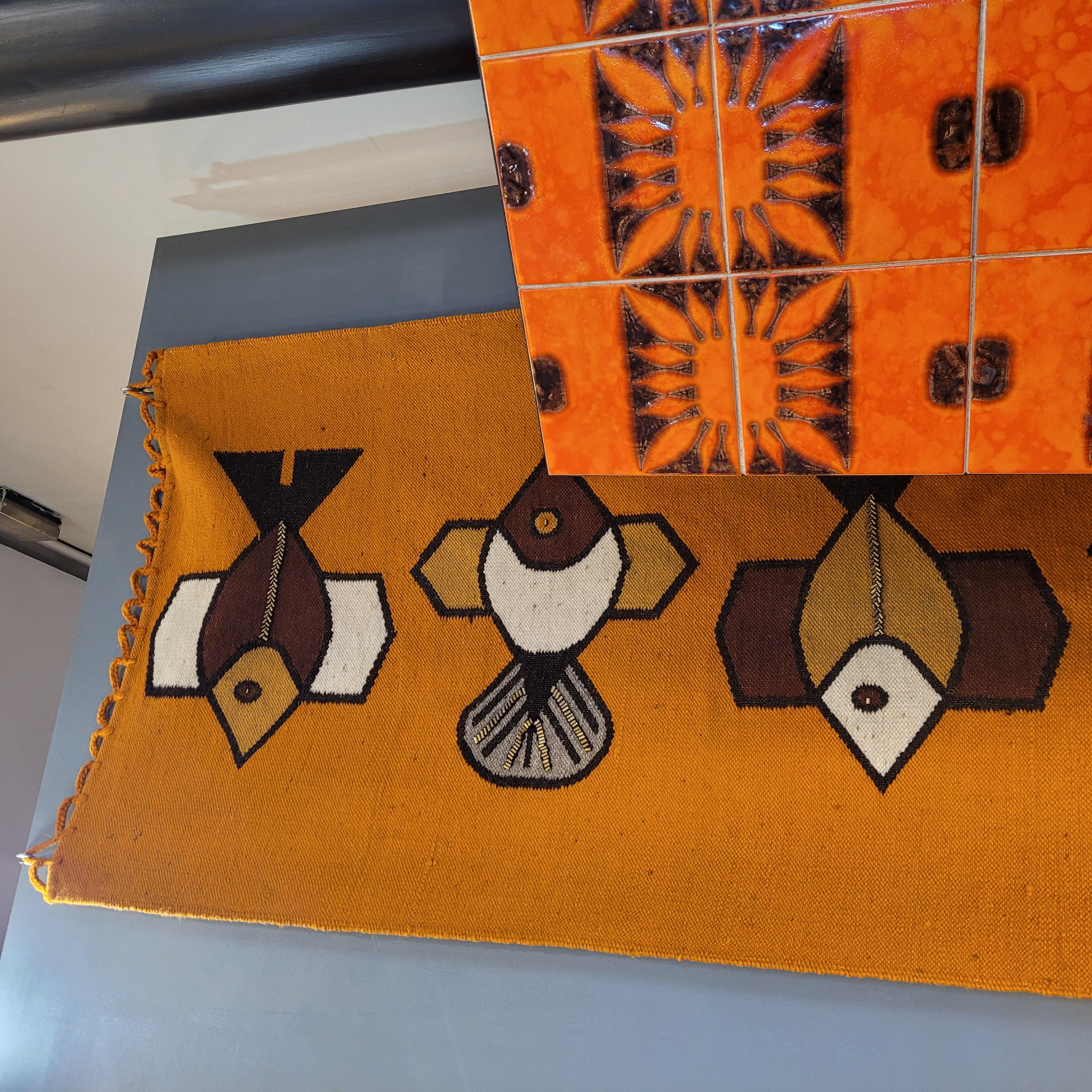 Olga Fisch Ecuador Orange  Handgefertigter Teppich oder Wandteppich mit Fischstickereien im Angebot 12