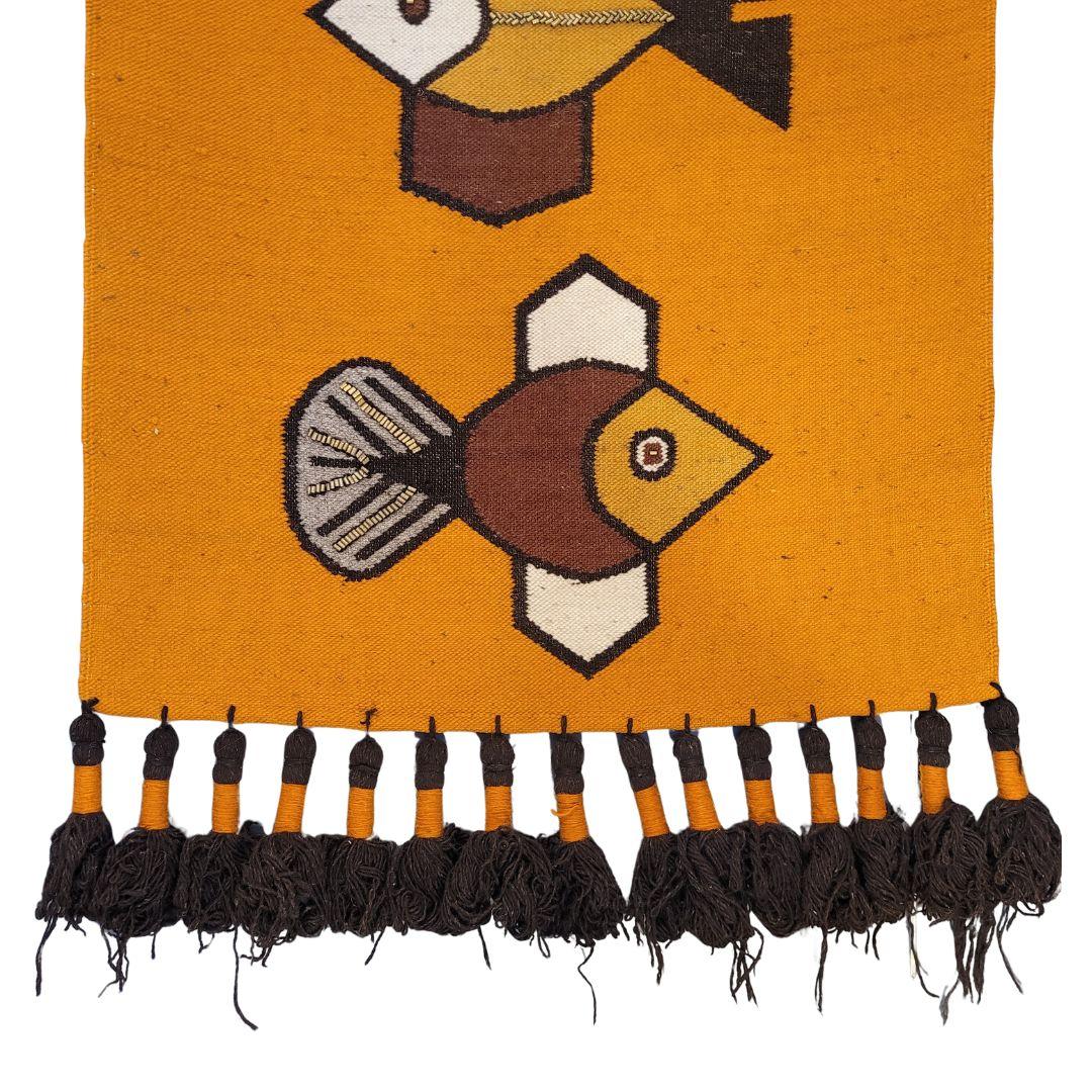 Einzigartige Handarbeit und Handstickerei  Teppich oder Wandteppich Von Olga Fish Künstler,  natürliche Wolle, in einer wunderschönen orange Farbe mit Fischen und kleinen kupferfarbenen Perlen und großen Quasten.Stück einzigartig mit einem Label.