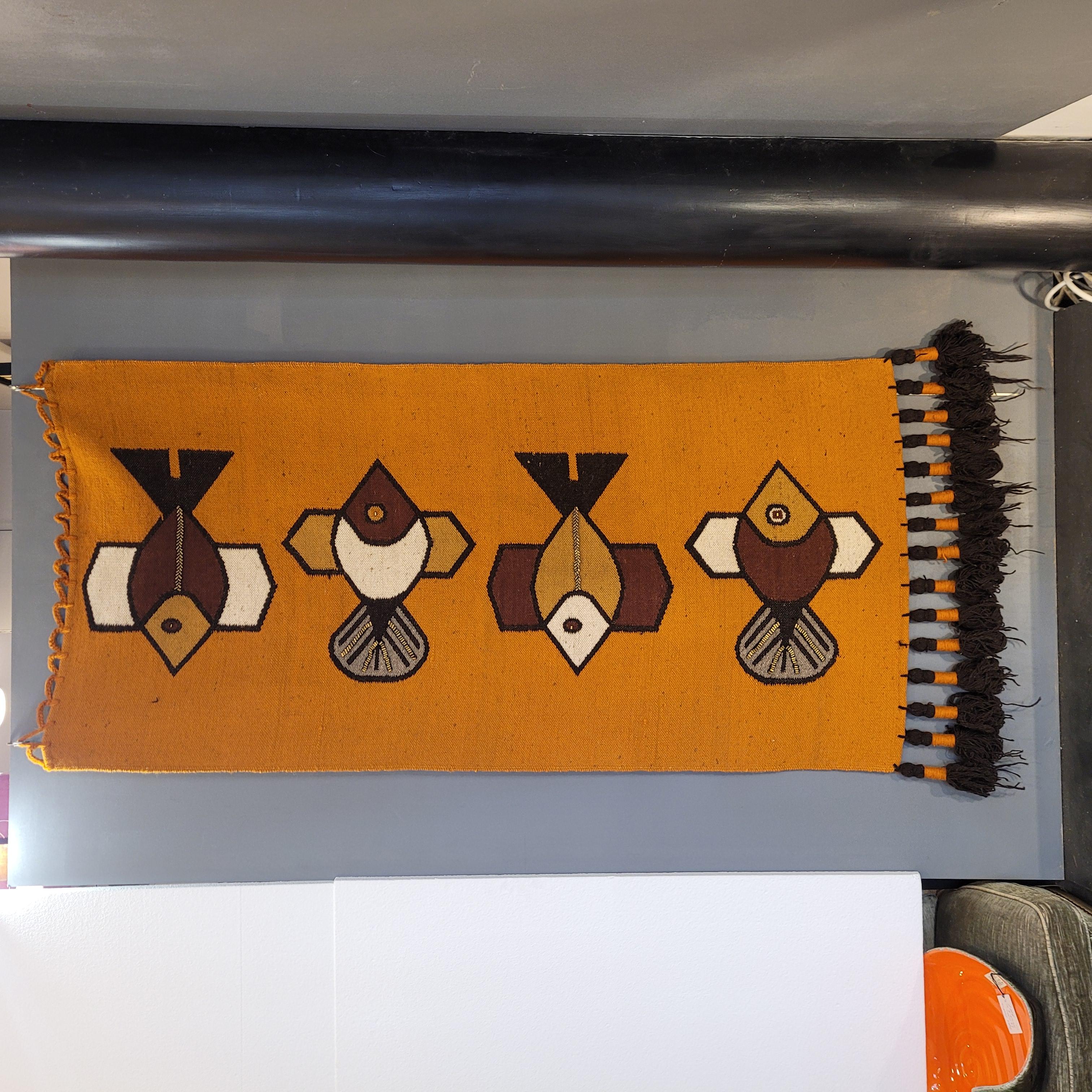 Olga Fisch Ecuador Orange  Handgefertigter Teppich oder Wandteppich mit Fischstickereien im Zustand „Gut“ im Angebot in VALLADOLID, ES