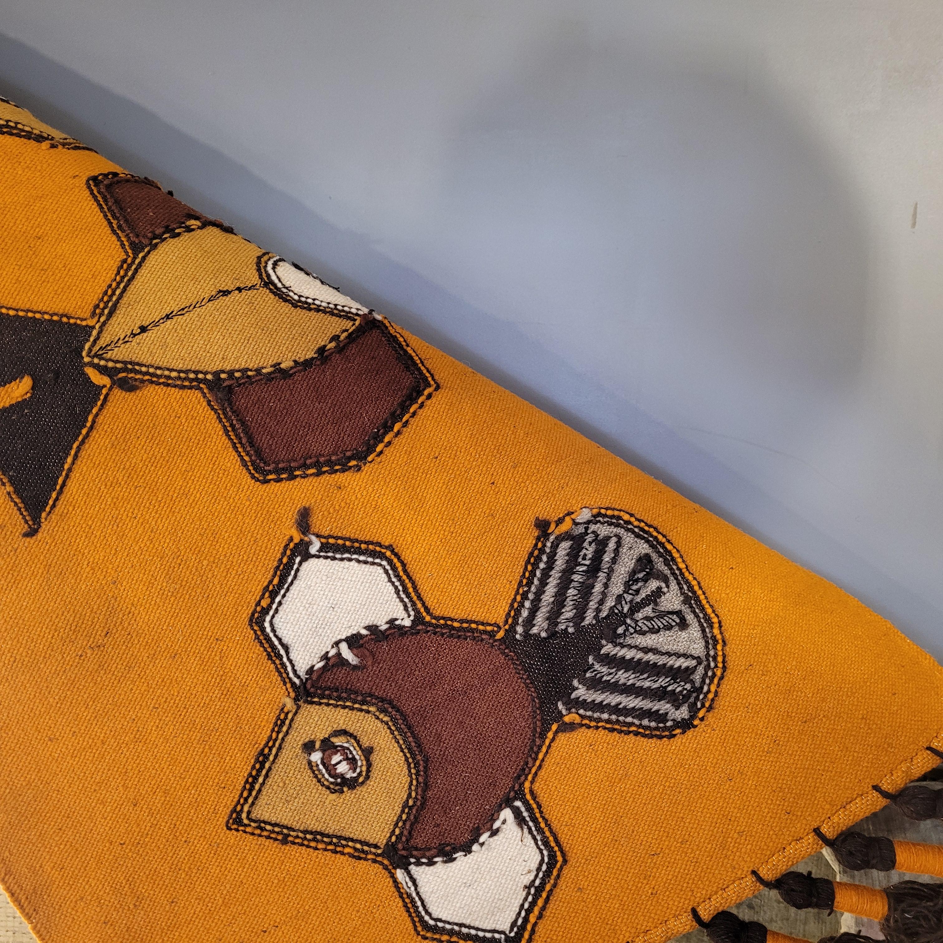 Olga Fisch Ecuador Orange  Handgefertigter Teppich oder Wandteppich mit Fischstickereien im Angebot 1