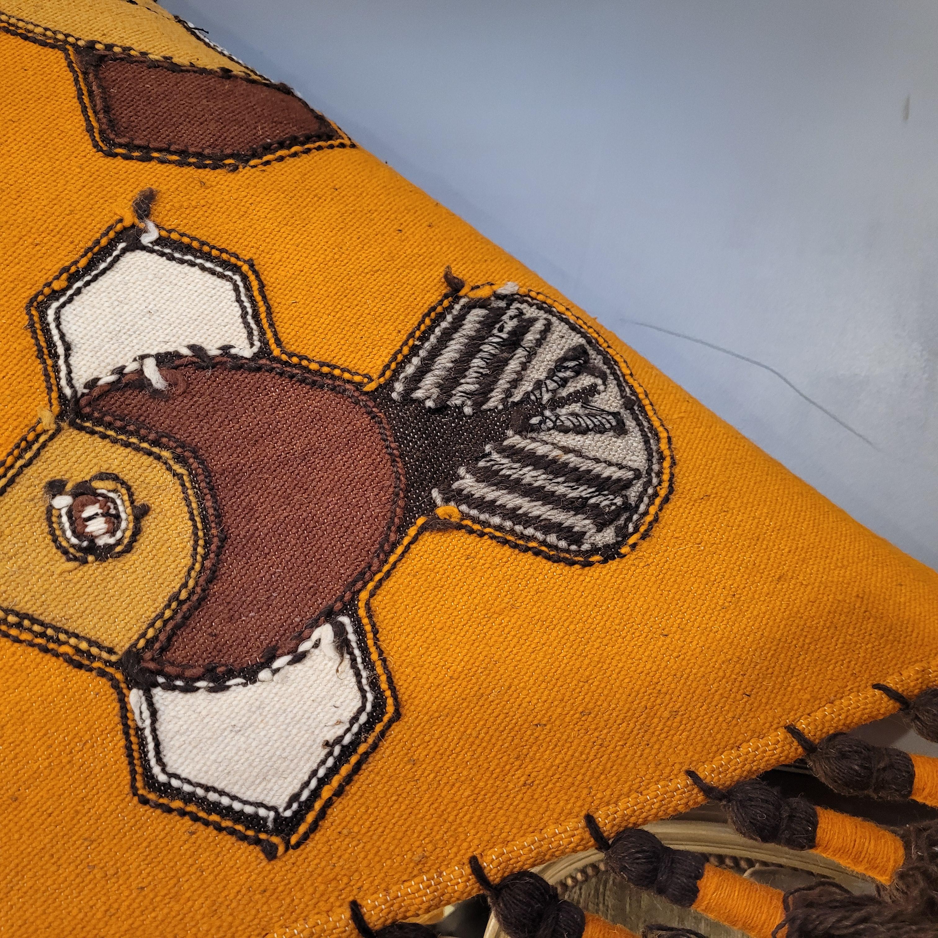 Olga Fisch Ecuador Orange  Handgefertigter Teppich oder Wandteppich mit Fischstickereien im Angebot 2