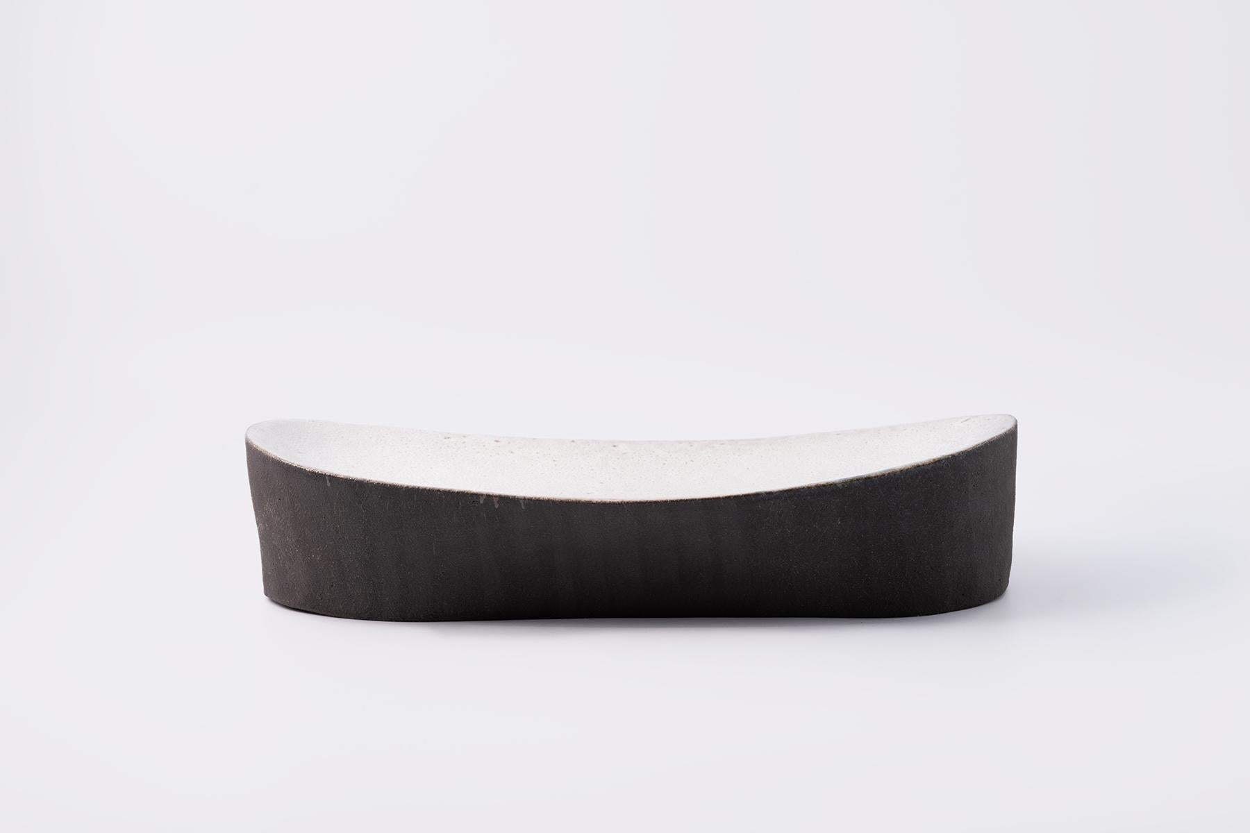 Olga Milczynska Tejn di Nów
Creato da Olga Milczynska
Dimensioni: D 40 x L 20 x H 8 cm
Materiali: gres smaltato

Si è laureato presso il dipartimento di ceramica della Royal Danish Academy of Arts e presso l'Università di Belle Arti di Poznan.