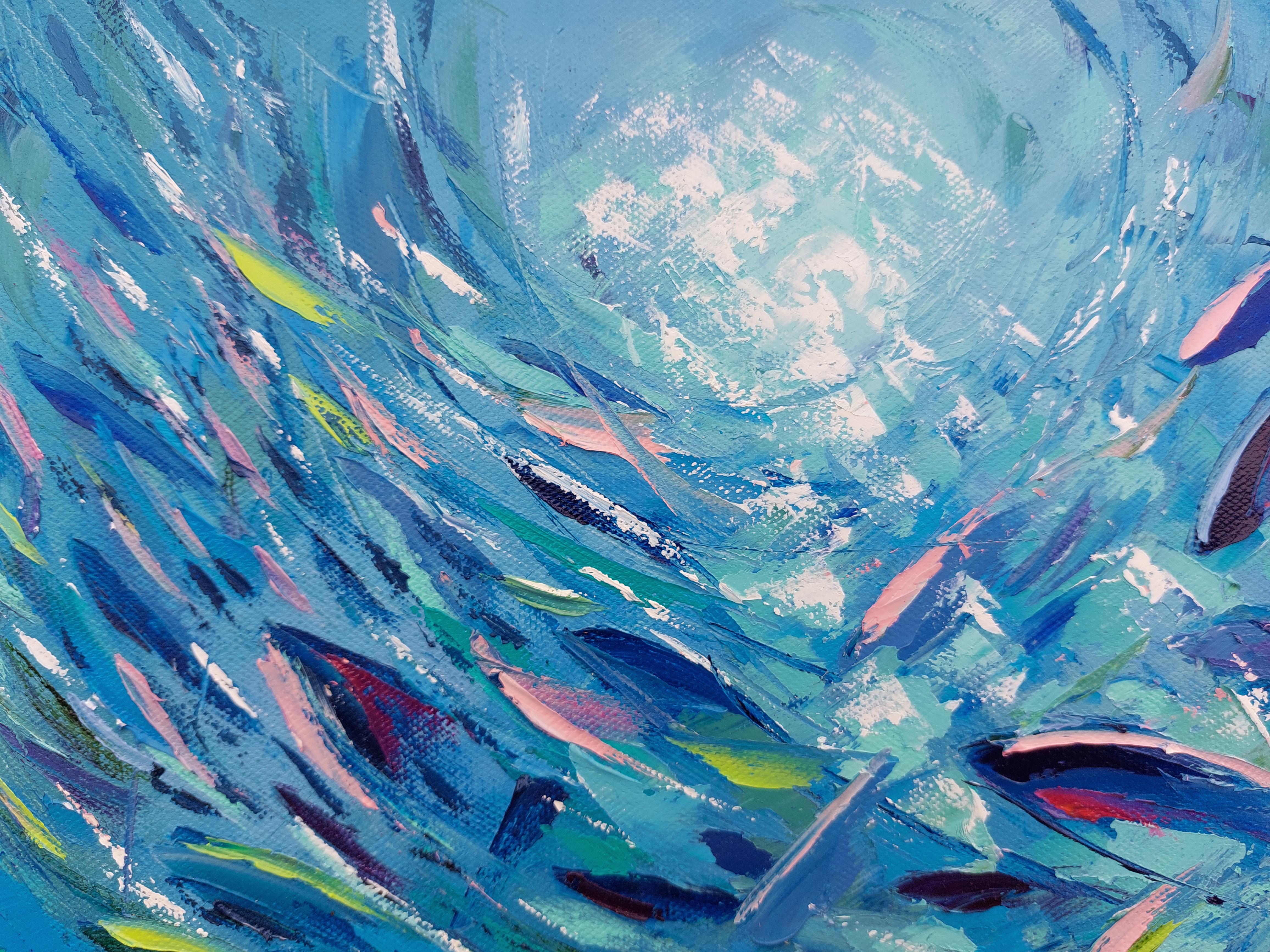 Immergiti nella tranquilla bellezza dell'oceano con questo splendido dipinto a olio, caratterizzato da un vibrante paesaggio marino blu e da un vivace banco di pesci. Creata con la tecnica dell'impasto con una spatola, quest'opera d'arte cattura il