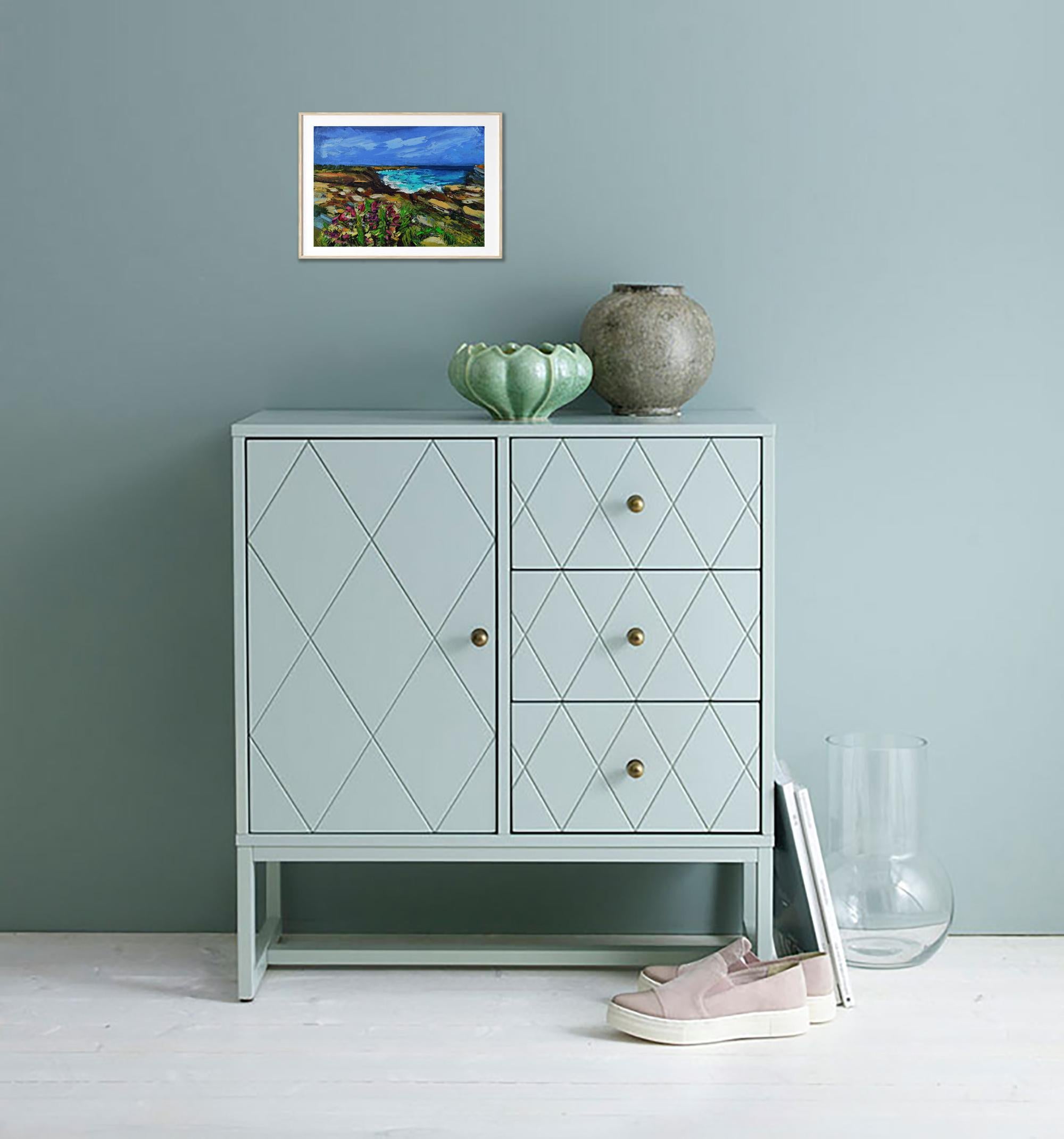 Questo dipinto a olio su tela 8x12 pollici cattura la bellezza straordinaria di un paesaggio marino di Townes. La scena presenta una costa vibrante e illuminata dal sole, con rocce frastagliate che scendono verso le onde turchesi dell'oceano.