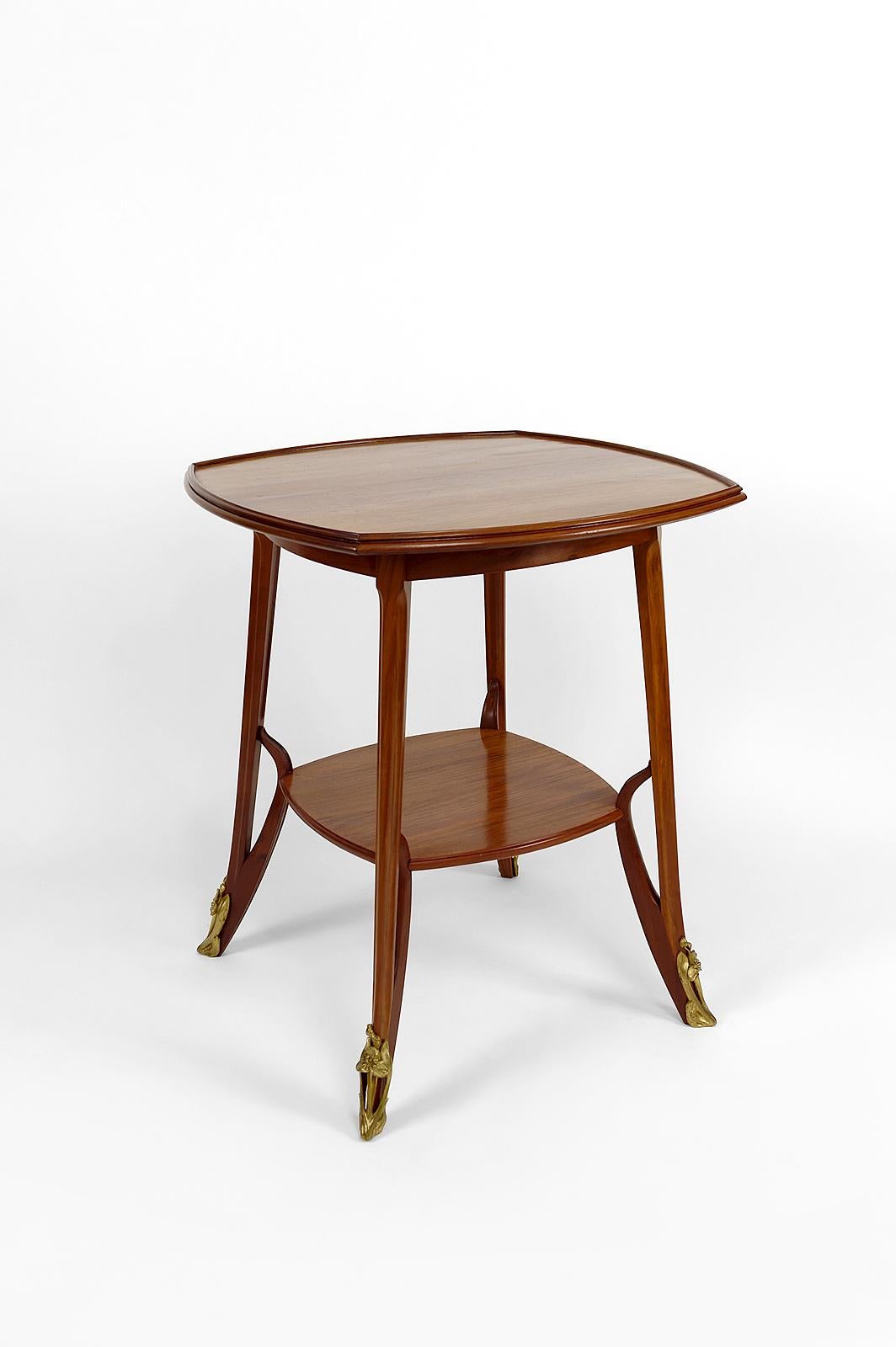 Superb pedestal / side table in mahogany with double trays. Each foot is decorated with a bronze shoe / hoof with a floral motif (clematis or orchids).

Art Nouveau, France, circa 1900.
Known and recognized model, from the Olga series, by Louis