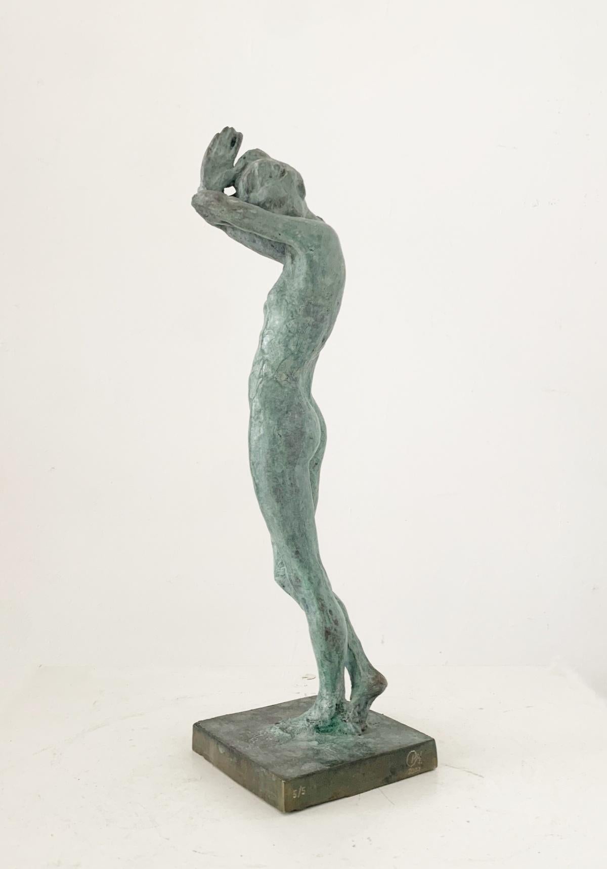 Une femme. Sculpture figurative contemporaine en bronze, art polonais, édition limitée en vente 2