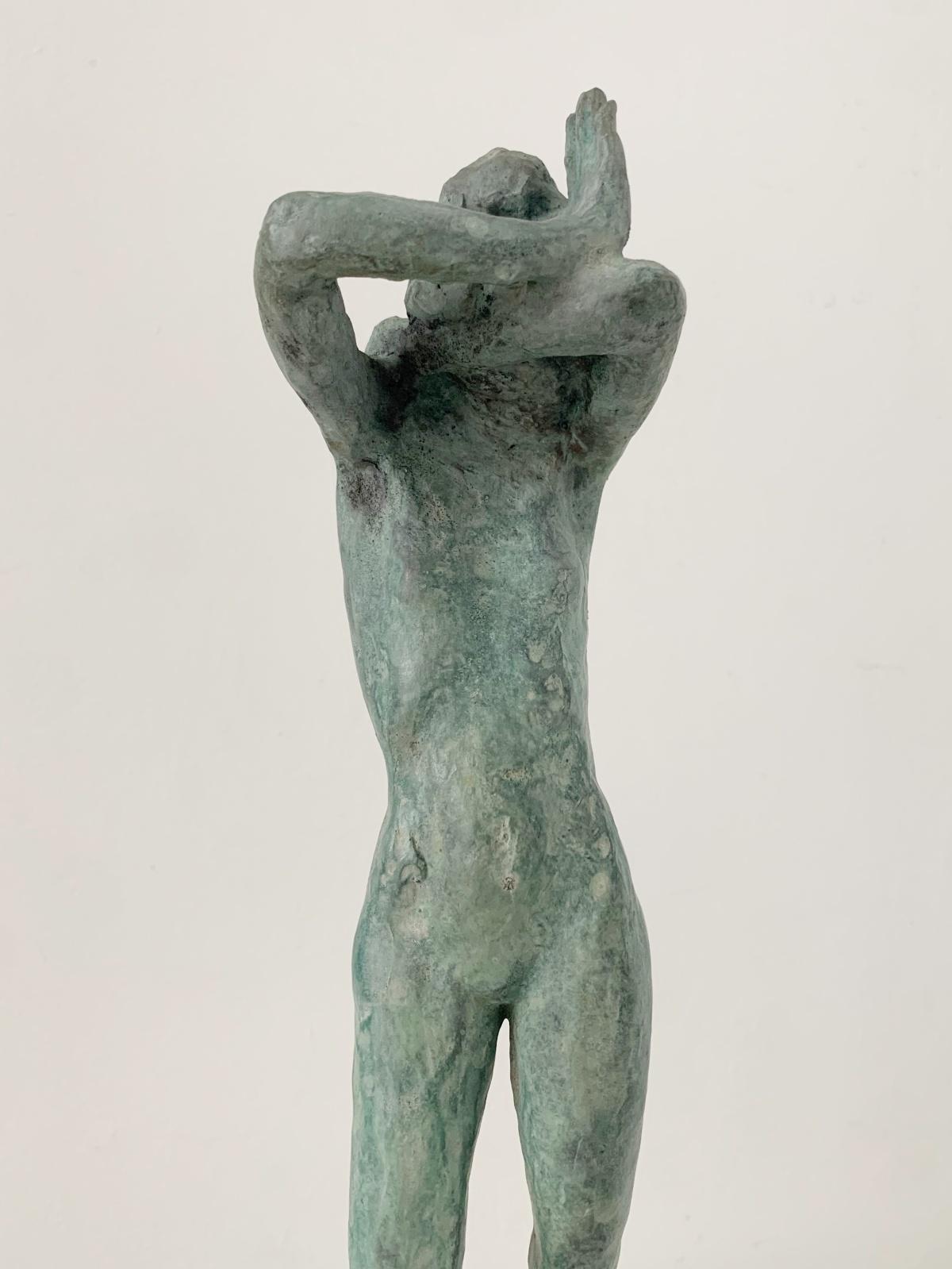 Une femme. Sculpture figurative contemporaine en bronze, art polonais, édition limitée en vente 3