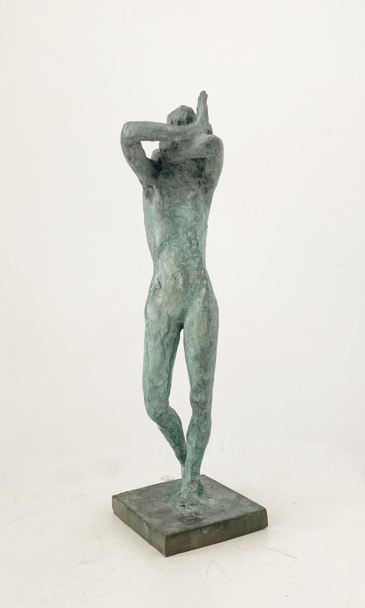Olga Prokop-Misniakiewicz Figurative Sculpture – Eine Frau. Zeitgenössische figurative Bronzeskulptur, Polnische Kunst, Limitierte Auflage