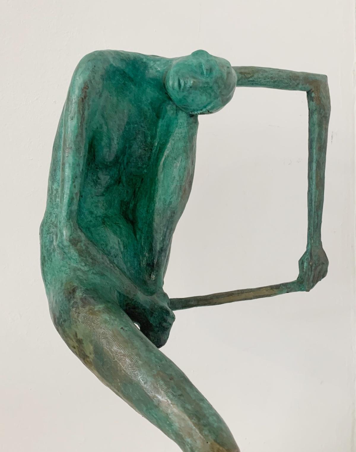 Auf einem Teppichbehang. Figurative Bronzeskulptur Polnische Kunst, limitierte Auflage – Sculpture von Olga Prokop-Misniakiewicz