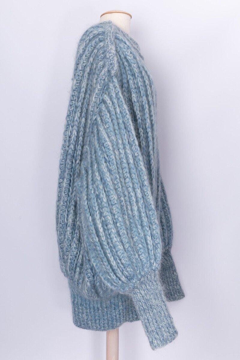 OLGA RABANEDA - Maglione in misto lana blu e bianco con maniche a pipistrello. Senza composizione o cartellino della taglia, si adatta alle taglie dalla 36FR alla 40FR. La stilista è la sorella di Paco Rabanne. 

Condizioni:
Ottime