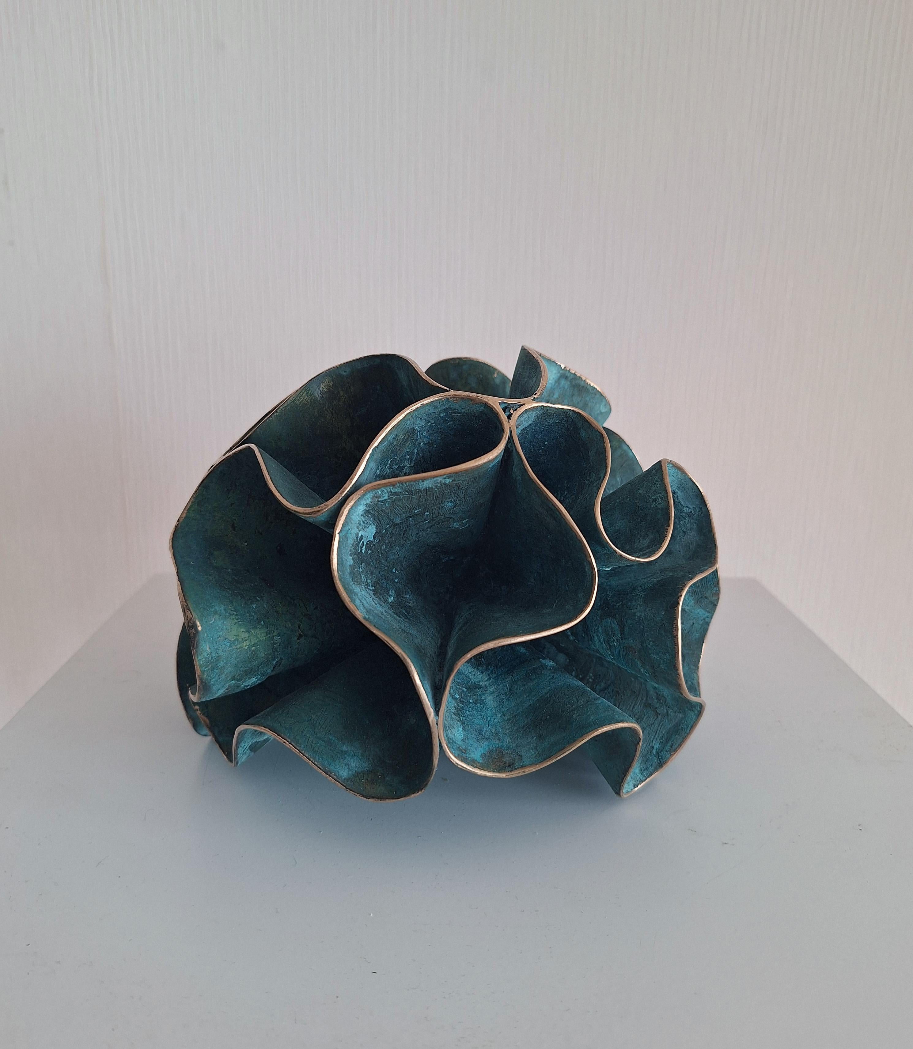 In Coral Mood sculpture, bronze transforms into a living organism. The organic form recalls underwater reefs, echoing the fragile yet eternal architecture of the sea. Its folds and curves suggest the rhythm of the ocean’s breath, while the