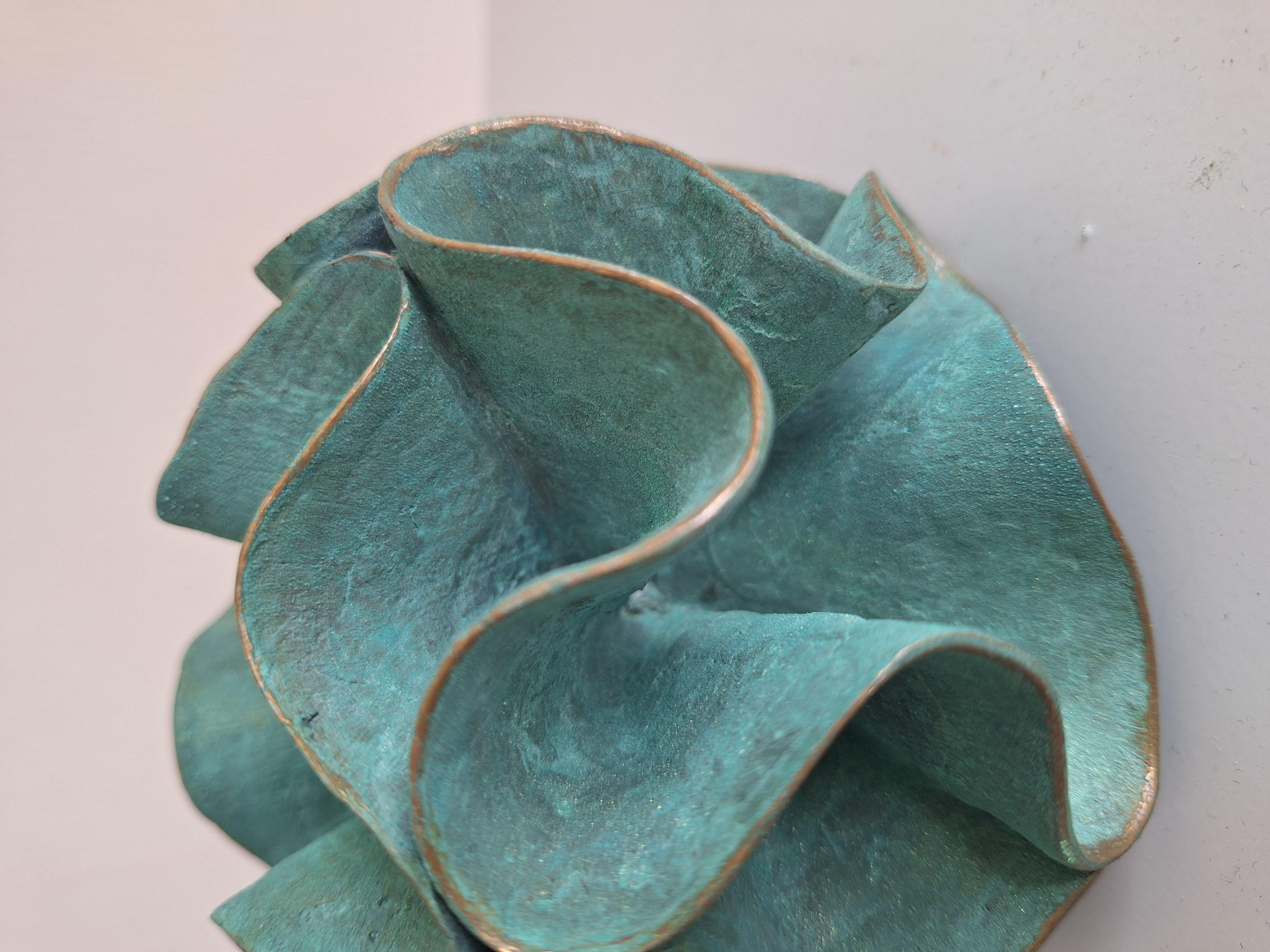 In Coral Mood sculpture, bronze transforms into a living organism. The organic form recalls underwater reefs, echoing the fragile yet eternal architecture of the sea. Its folds and curves suggest the rhythm of the ocean’s breath, while the