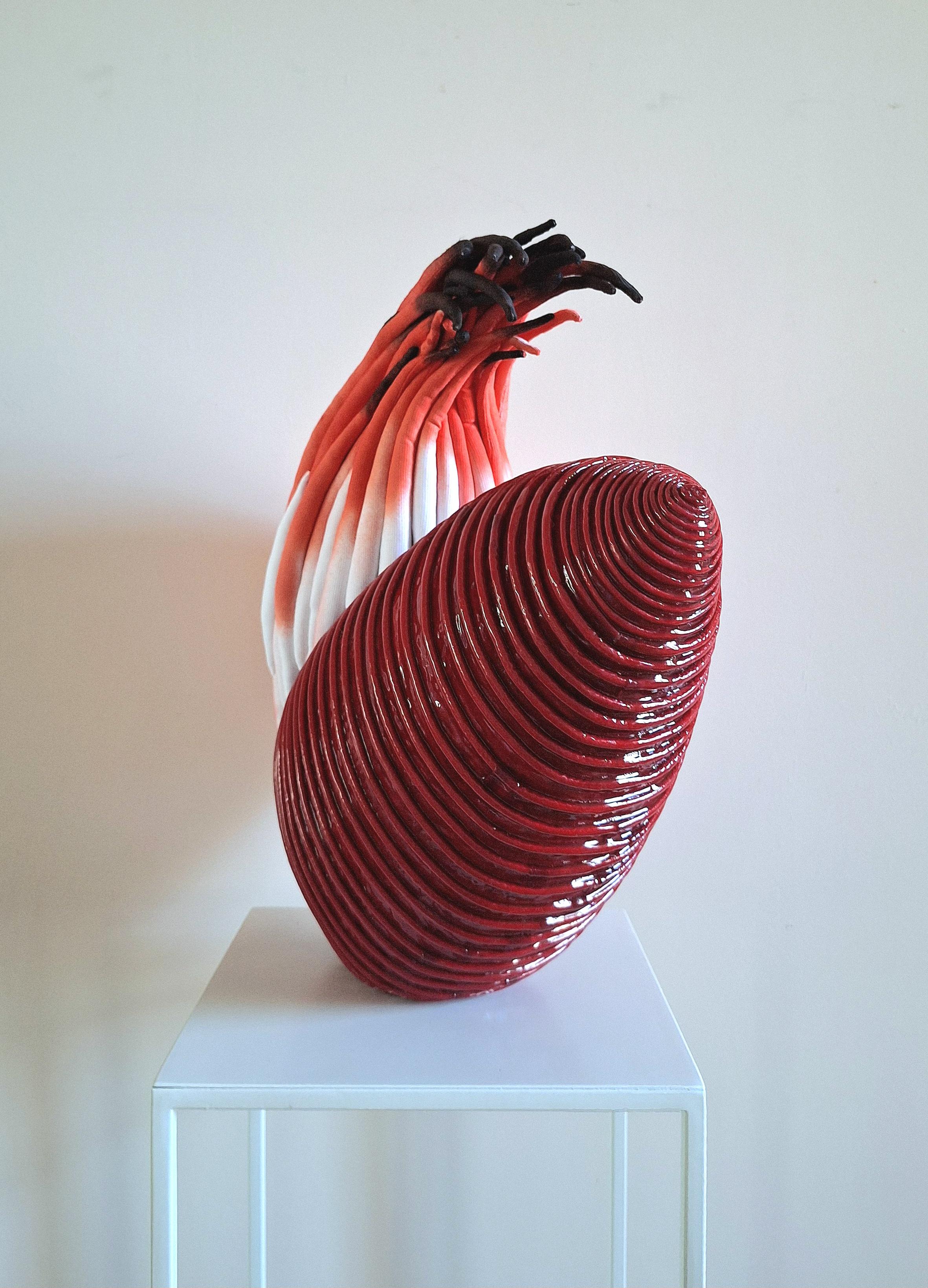 Passion - parte della serie Seeds of the Sea - incarna un'ondata di energia catturata nella forma. Creata a partire da elementi tessili con stucco morbido, epossidico e acrilico, la scultura a coste di colore cremisi intenso si incurva verso l'alto
