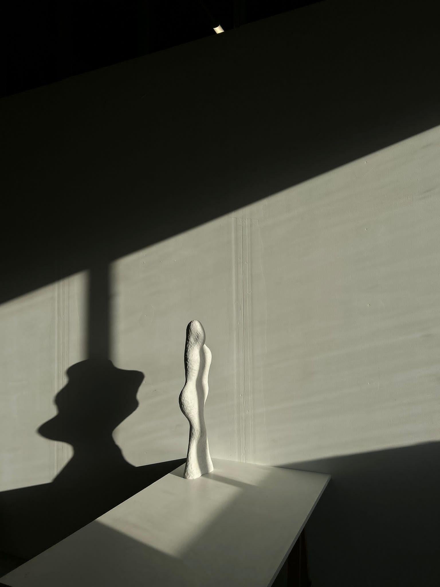 Hermana solitaria - Sculpture de Olga Sabko