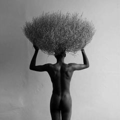 „Adam“ Schwarz-Weiß-Fotografie 24" x 24" in Auflage 2/15 von Olha Stepanian