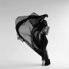 "Aerial 2" Fotografia in bianco e nero 39" x 39" in edizione di 3 di Olha Stepanian