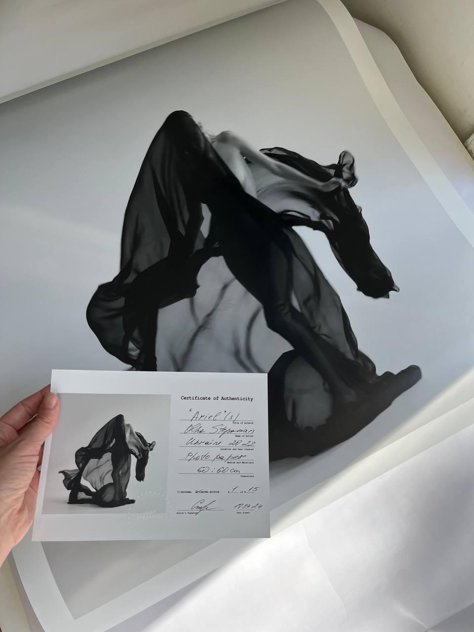 „Aerial 3“ Schwarz-Weiß-Fotografie 31“ x 31“ in Auflage von 7 Stück von Olha Stepanian im Angebot 2