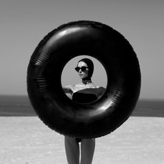 "Il giro del mondo" Fotografia 31" x 31" pollici Edizione di 7 di Olha Stepanian