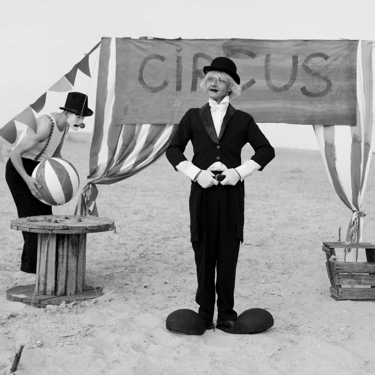 "Circus 1" Fotografia in bianco e nero 39" x 39" pollici Ed. di 3 di Olha Stepanian