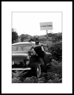 "C'mon Baby" Schwarz-Weiß-Fotografie 49" x 35" in Ed. 1/3 von Olha Stepanian