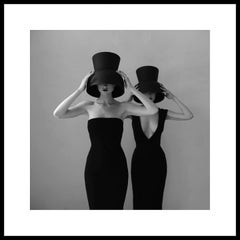 "Double" Fotografia in bianco e nero 39" x 39" in edizione di 3 di Olha Stepanian