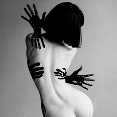 "Embrase" Fotografia in bianco e nero 16" x 16" in edizione 2/24 di Olha Stepanian