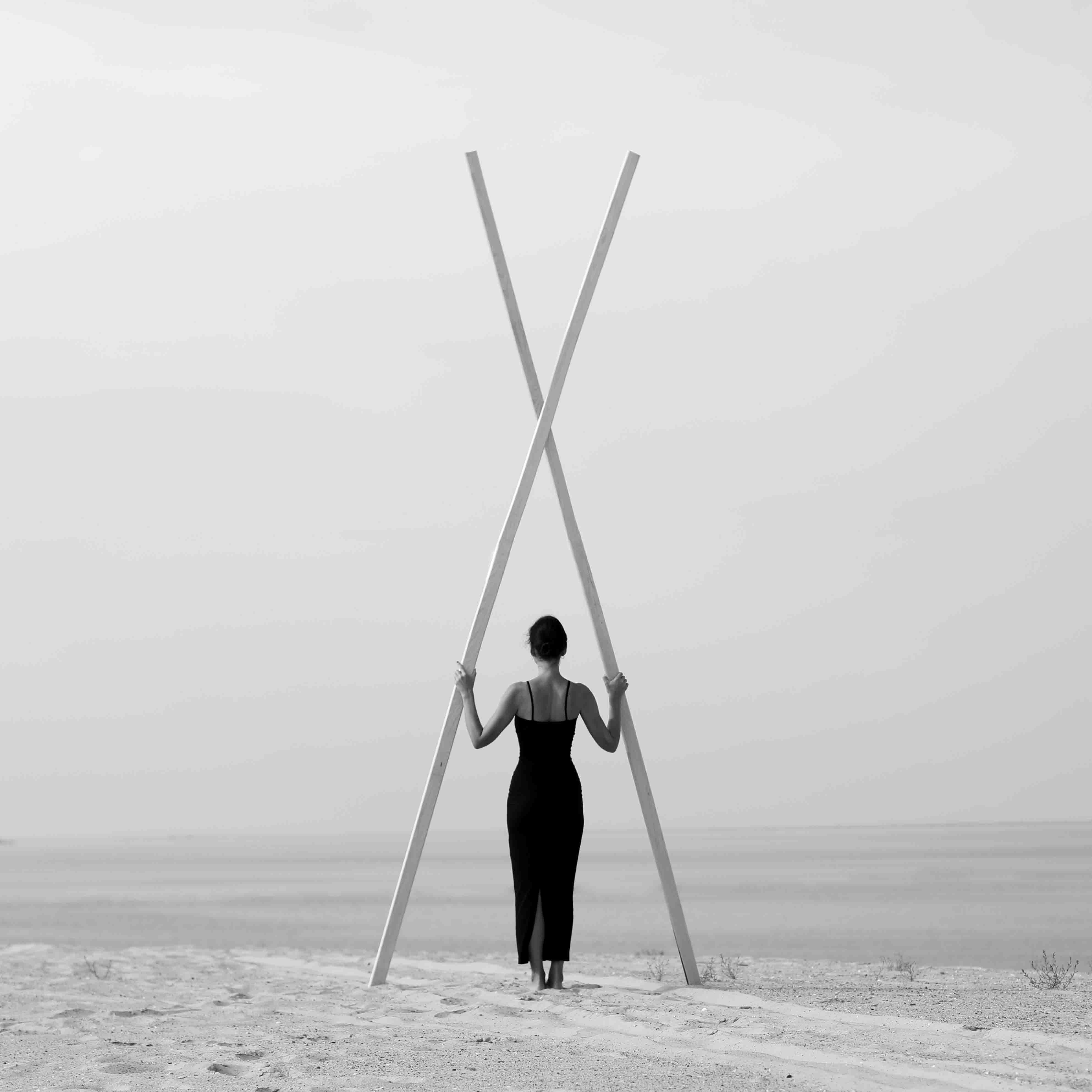 „Equilibrium 2“ Fotografie 24" x 24" Zoll Auflage 2/15 von Olha Stepanian

Gedruckt auf Epson Professional Papier 
Signiert und nummeriert vom Künstler   
Nicht gerahmt. Wird in einer Tube geliefert.    

Verfügbare Größen:	
Auflage von 15