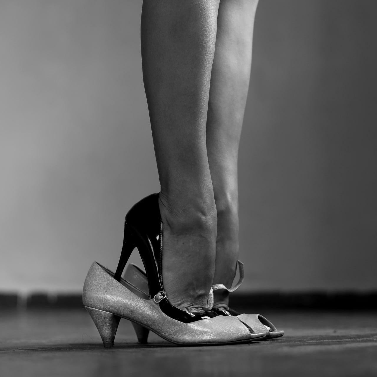 "Fashion 2" Schwarz-Weiß-Fotografie 39" x 39" in Ed. 1/3 von Olha Stepanian

Gedruckt auf Epson Professional Papier 
Signiert und nummeriert vom Künstler   
Nicht gerahmt. Wird in einer Tube geliefert.    

Verfügbare Größen:	
Auflage von 15