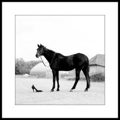 "Moda" Fotografia in bianco e nero 31" x 31" pollici Ed. di 7 di Olha Stepanian