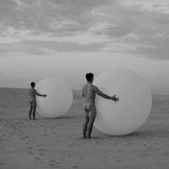 "The Gods at the Beach 2" Photographie 24" x 24" en édition 1/15 par Olha Stepanian
