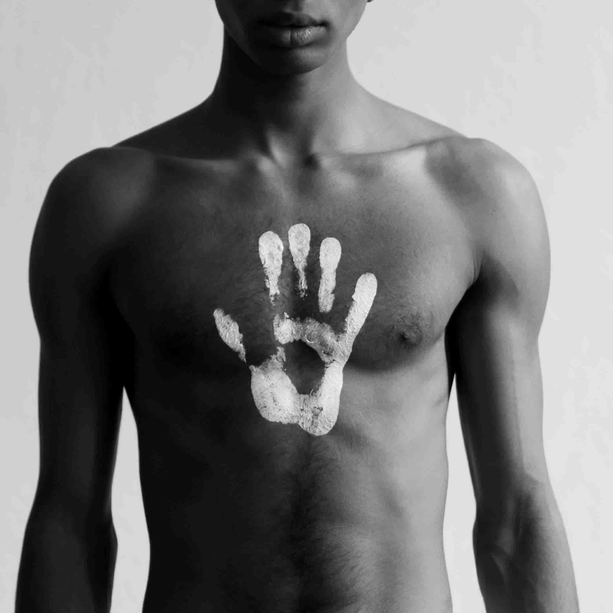 "I am" Fotografia in bianco e nero 31" x 31" in edizione di 7 di Olha Stepanian