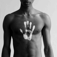 "I am" Photographie en noir et blanc 31" x 31" en édition de 7 par Olha Stepanian
