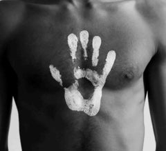 "Ich bin" Schwarz-Weiß-Fotografie 39" x 39" in Auflage von 3 von Olha Stepanian