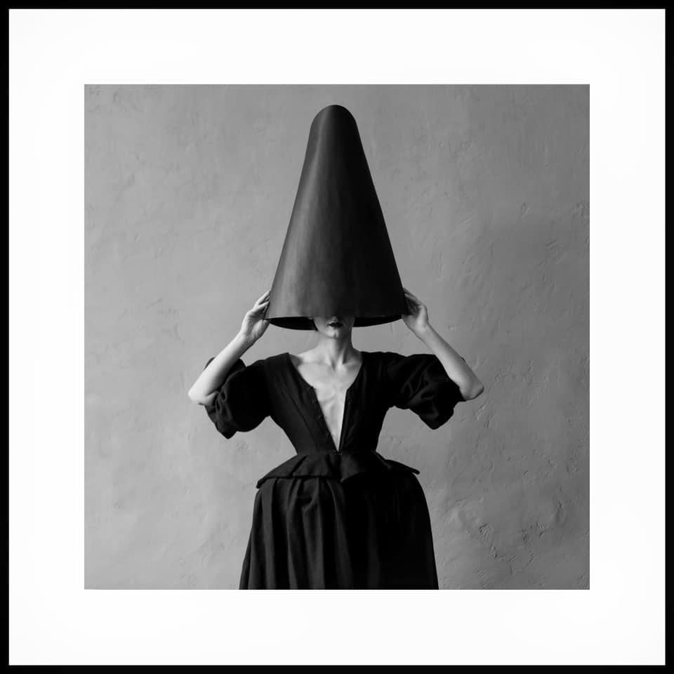 „Invisibility Hat“ Fotografie 31“ x 31“ in Auflage von 7 Stück von Olha Stepanian im Angebot 1