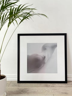 "Lily 2" Fotografia in bianco e nero 31" x 31" pollici Edizione 1/7 di Olha Stepanian