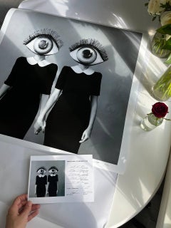 "Mírame" Fotografía en blanco y negro 39" x 39" en Ed. de 3 por Olha Stepanian