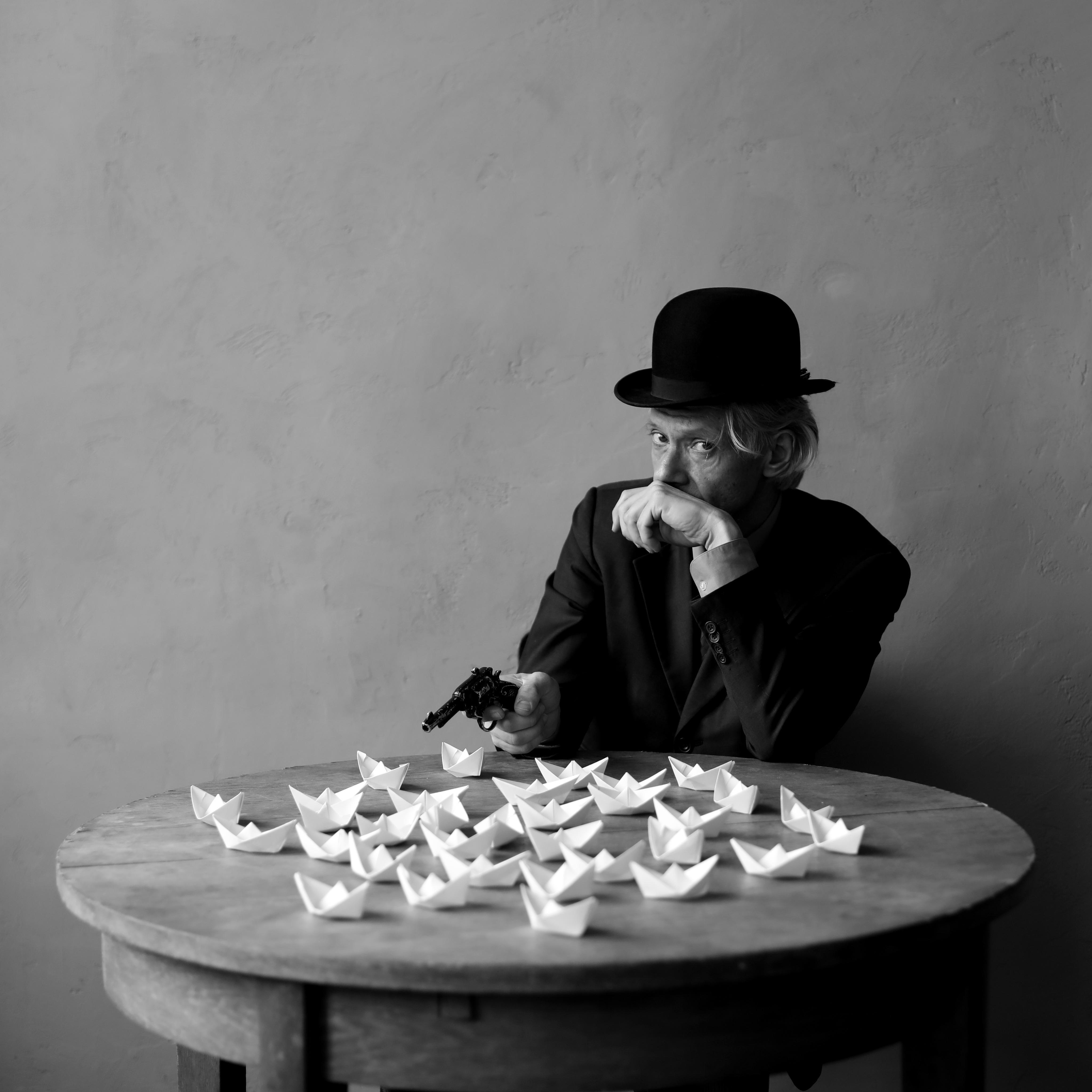 "Love" Fotografia in bianco e nero 39" x 39" pollici Edizione limitata 1/3 di Olha Stepanian