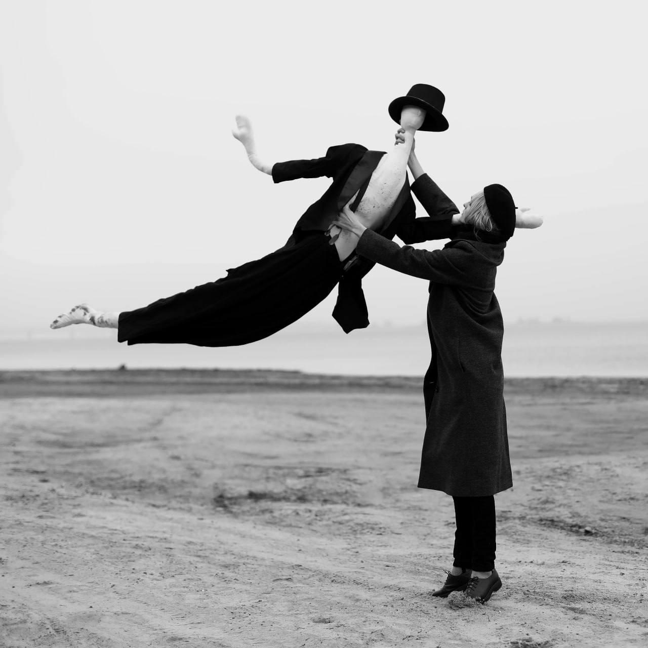 "Lovers" Schwarz-Weiß-Fotografie 39 "x 39" Zoll Edition von 3 von Olha Stepanian

Gedruckt auf Epson Professional Papier 
Signiert und nummeriert vom Künstler   
Nicht gerahmt. Wird in einer Tube geliefert.    

Verfügbare Größen:			
Auflage von 24