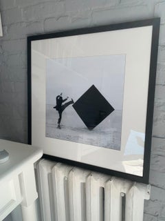 "Haciendo un círculo" Fotografía 24" x 24" pulgadas Edición de 15 por Olha Stepanian