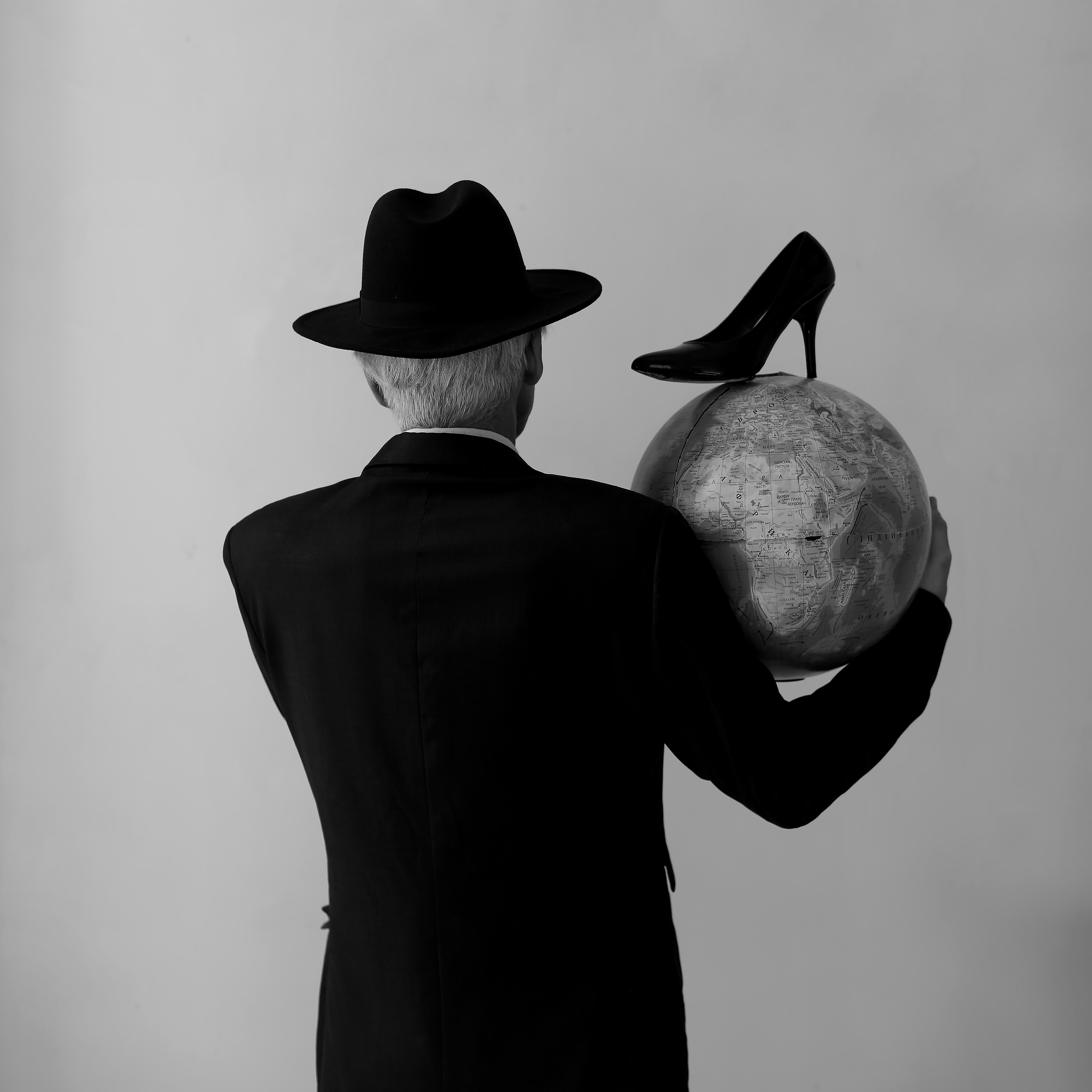 Olha Stepanian "El Mundo de los Hombres 3" Fotografía 24" x 24