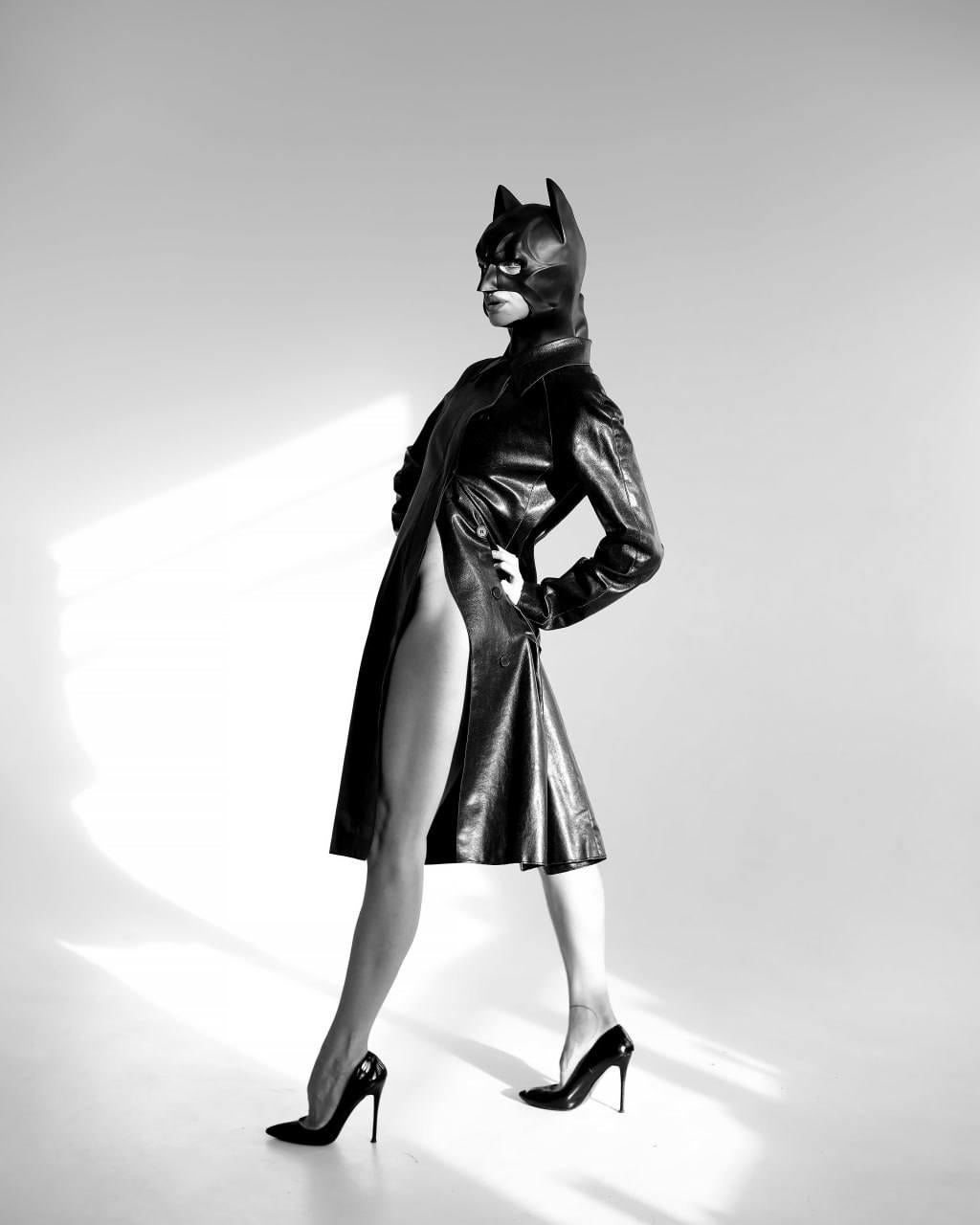 „Meaw 2“ Schwarz-Weiß-Fotografie 30" x 24" in Auflage von 15 Stück von Olha Stepanian

Gedruckt auf Epson Professional Papier 
Signiert und nummeriert vom Künstler   
Nicht gerahmt. Wird in einer Tube geliefert.    

Verfügbare Größen:	
Auflage von