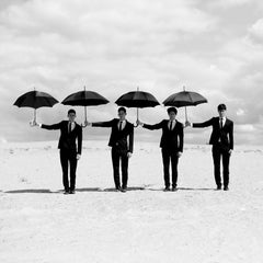 "Men 2" Photographie en noir et blanc 39" x 39" pouces Edition 1/3 par Olha Stepanian