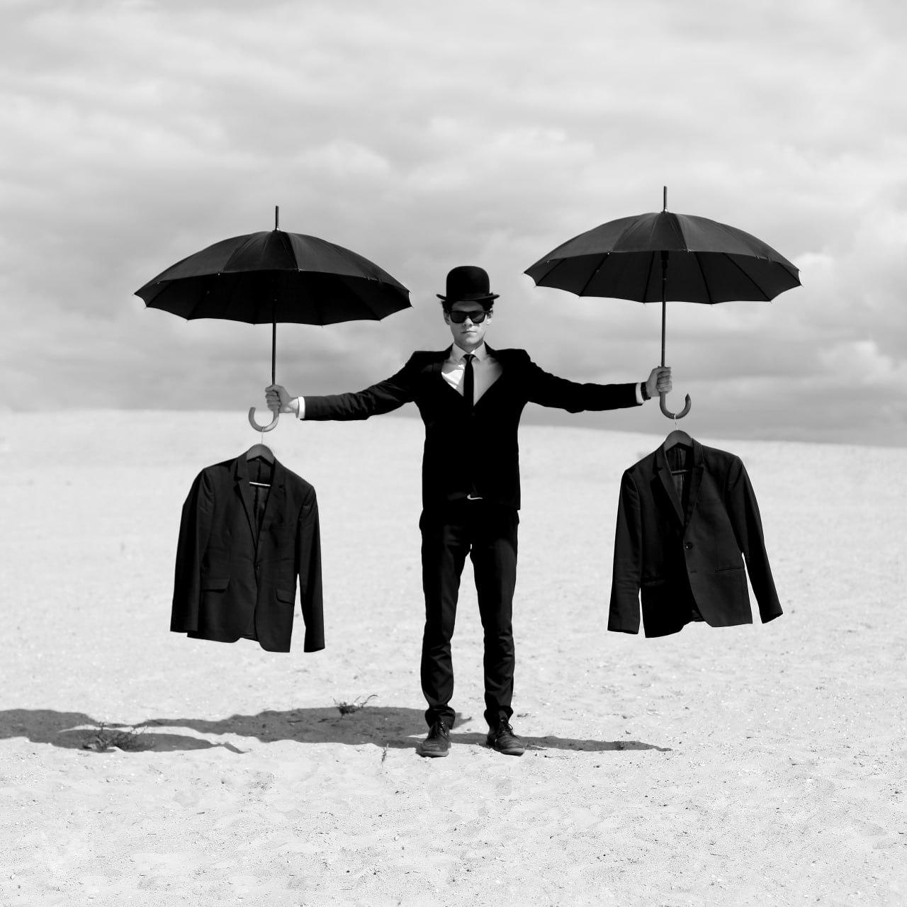 "Men 3" Photographie noir et blanc 24" x 24" in Ed 1/15 par Olha Stepanian