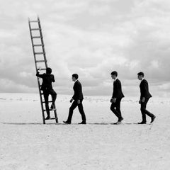 „Men“ Schwarz-Weiß-Fotografie 31" x 31" Zoll Auflage 1/7 von Olha Stepanian