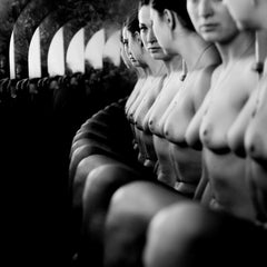 „Mirrors“ Schwarz-Weiß-Fotografie 39" x 39" Zoll Auflage 1/3 von Olha Stepanian