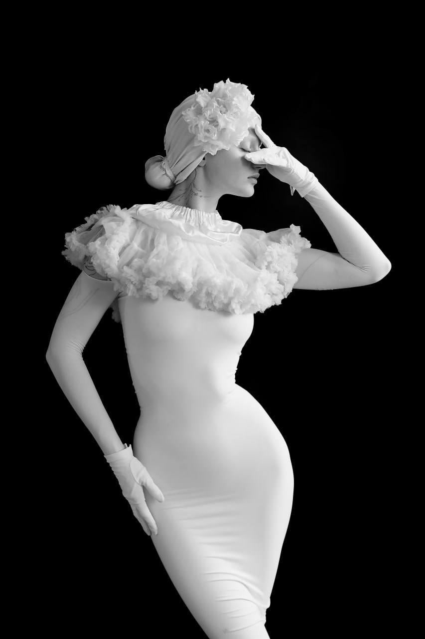 „Miss Rose“ – Schwarz-Weiß-Fotografie, 24" x 16", signierte limitierte Auflage 1/15 von Olha Stepanian