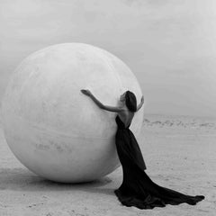 "New Moon" Photographie en noir et blanc 39" x 39" en édition 1/3 par Olha Stepanian