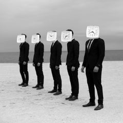 « No Time (2) » Photographie 39" x 39" pouces Édition de 3 par Olha Stepanian