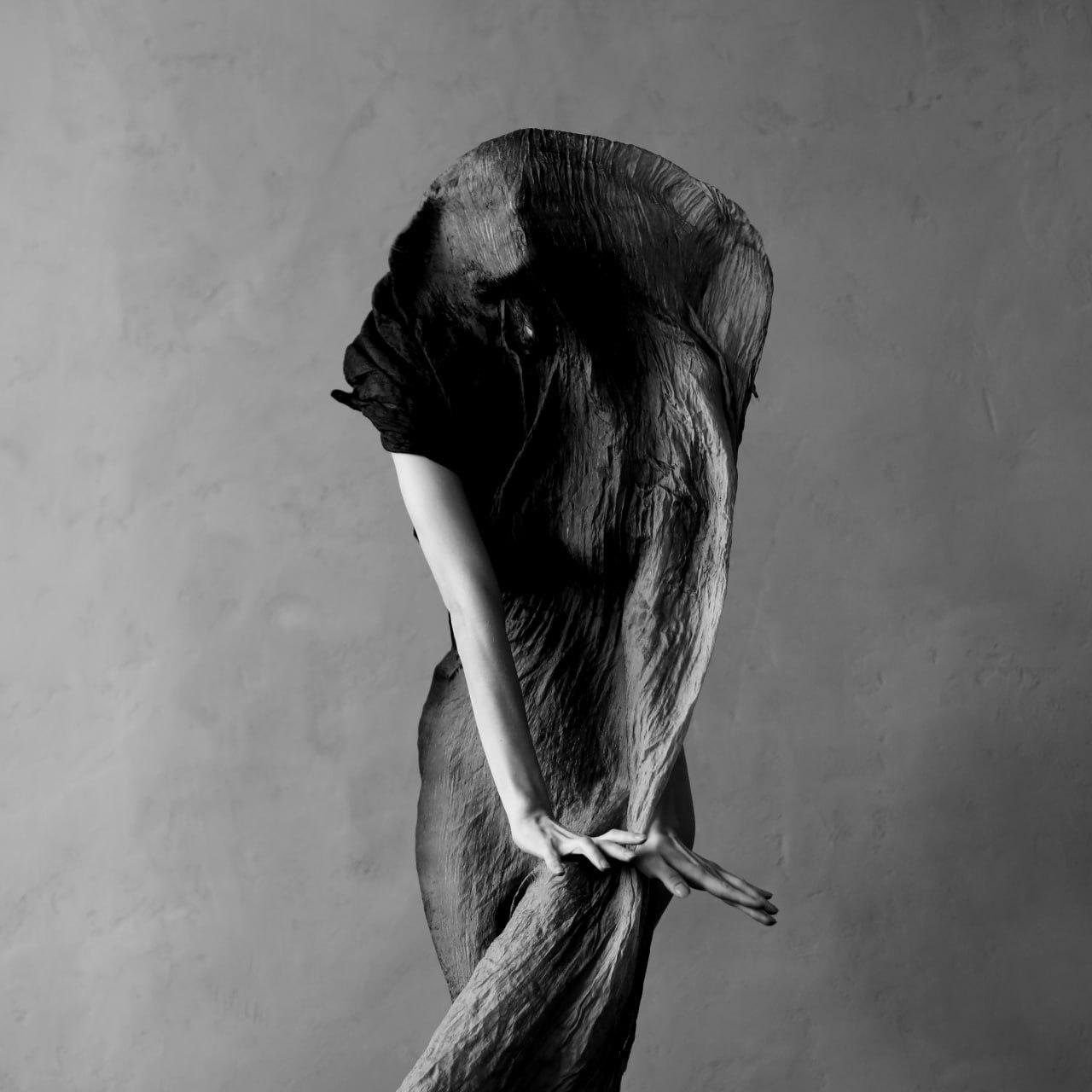 "Pygmalion und Galatea 3" Fotografie 24" x 24" in Ed. von 15 von Olha Stepanian